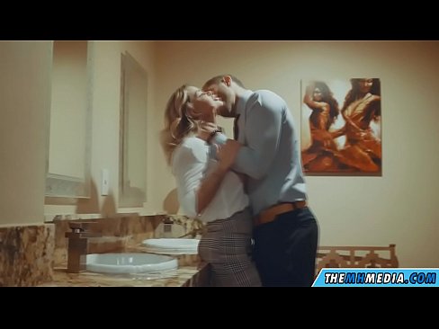 ❤️ Kung ang usa ka busty blonde naghaylo kanimo sa usa ka publiko nga kasilyas ❤️ Porno sa amon ☑